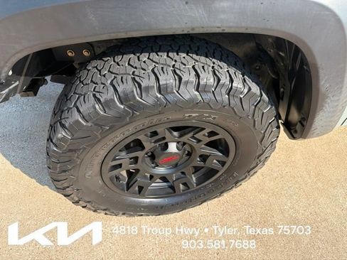 Used 2022 Toyota Tacoma TRD Off-Road AWD/4WD image 4