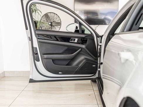 Used 2019 Porsche Panamera image 33