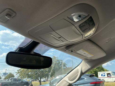 Used 2023 Chrysler Pacifica Touring-L FWD image 31