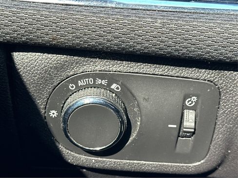 Used 2017 Chevrolet Cruze LT image 16