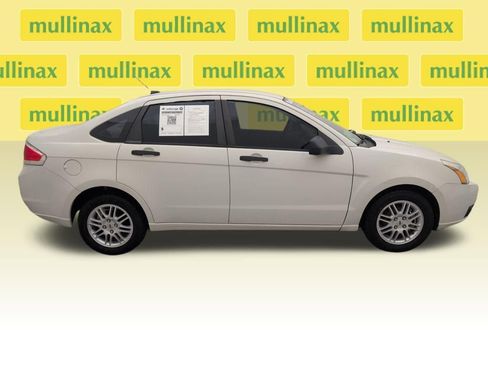 Used 2011 Ford Focus SE image 2