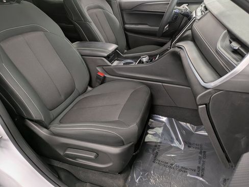 Used 2024 Jeep Grand Cherokee Laredo X image 28