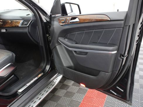 Used 2015 Mercedes-Benz GL 550 4MATIC image 34