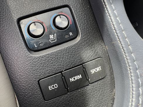 Used 2014 Toyota Avalon Limited image 29