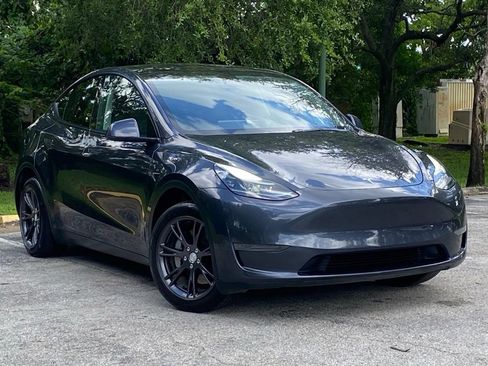 Used 2025 Tesla Model Y Long Range RWD image 4