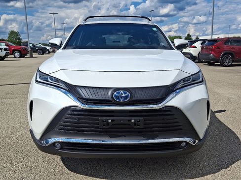 Used 2023 Toyota Venza image 2