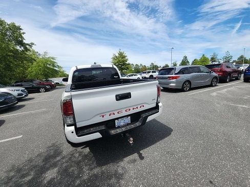 Used 2020 Toyota Tacoma TRD Off-Road w/ TRD Premium Off Road Package AWD/4WD image 13