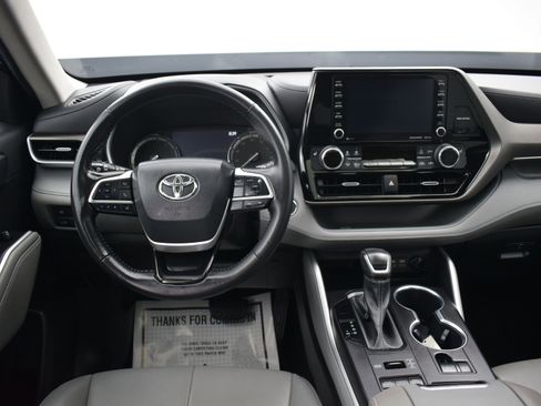 Used 2022 Toyota Highlander XLE image 17