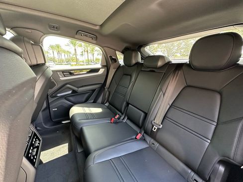 Certified 2025 Porsche Cayenne E-Hybrid Coupe AWD/4WD image 33