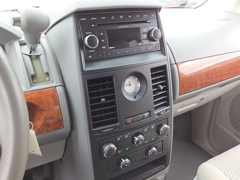 Used 2008 Chrysler Town & Country LX FWD image 16