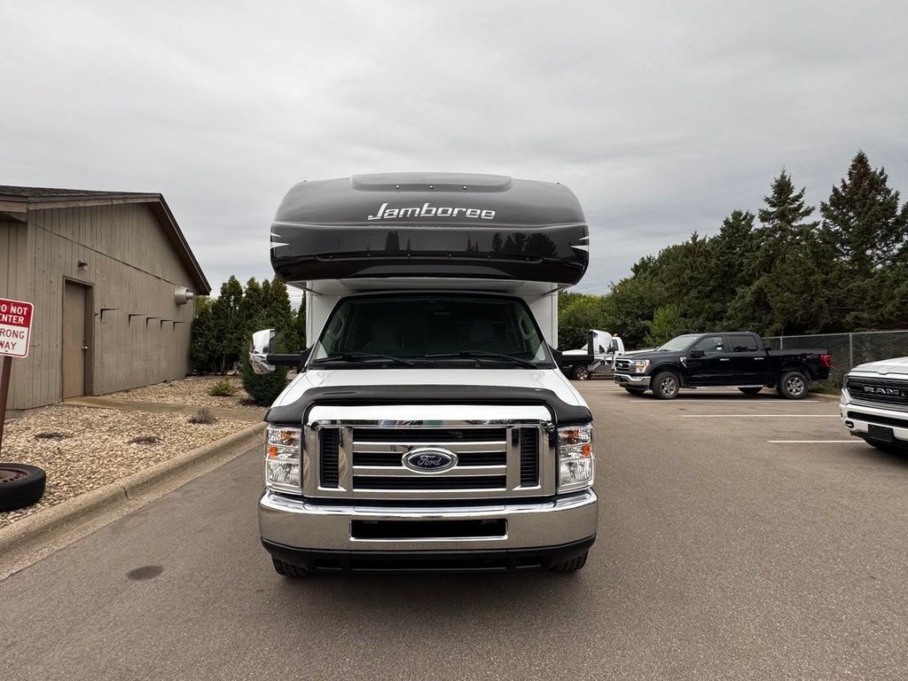Used 2017 Ford E-450 and Econoline 450 Super Duty w/ Motorhome Prep Package RWD image 3