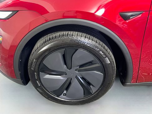 Used 2026 Tesla Model Y 2WD image 13