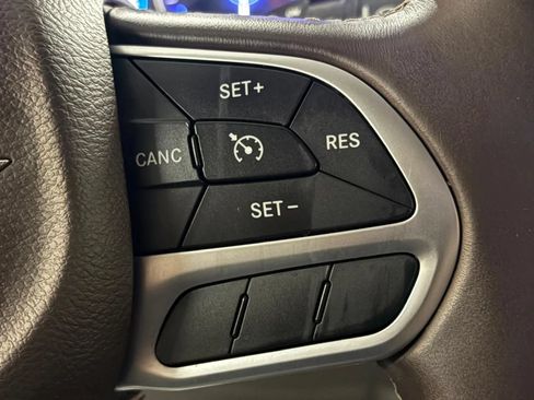Used 2017 Chrysler Pacifica Touring-L w/ Tire & Wheel Group FWD image 36