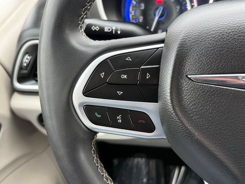 Used 2023 Chrysler Pacifica Touring-L FWD image 35