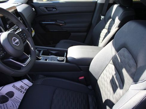 New 2025 Nissan Pathfinder SV image 6