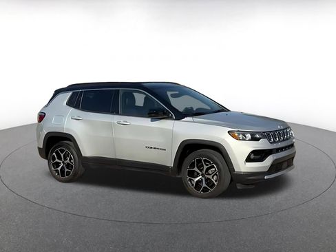 Used 2025 Jeep Compass Limited AWD/4WD image 2