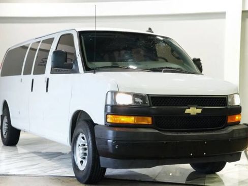 Used 2020 Chevrolet Express 2500 Extended RWD image 3