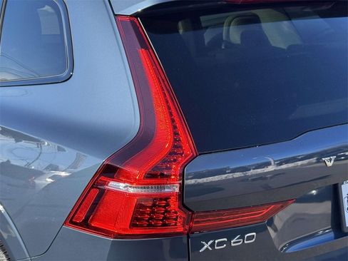 Used 2023 Volvo XC60 B5 Plus image 8