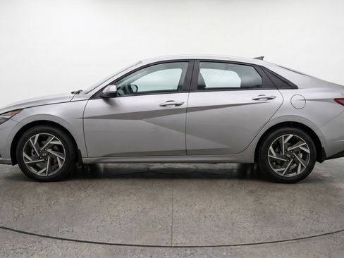 Used 2025 Hyundai Elantra SEL FWD image 5
