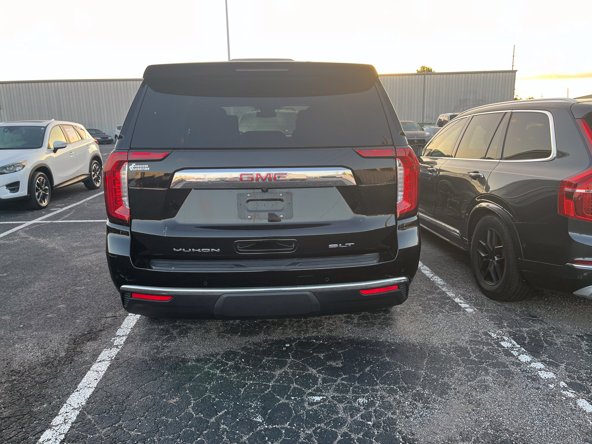 Used 2023 GMC Yukon SLT w/ SLT Premium Package AWD/4WD image 3