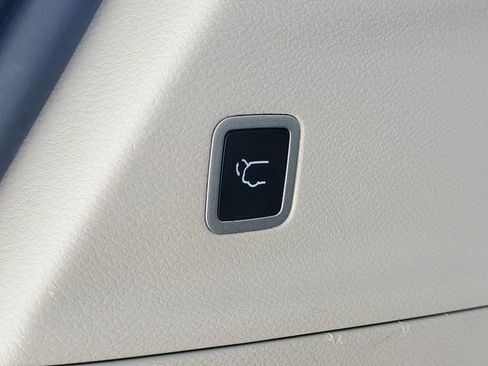 Used 2023 Chrysler Voyager LX FWD image 9