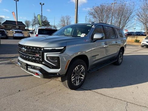 Used 2025 Chevrolet Suburban Z71 image 7