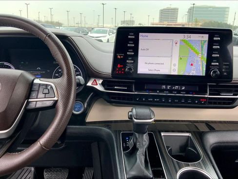 Used 2023 Toyota Sienna Platinum image 7