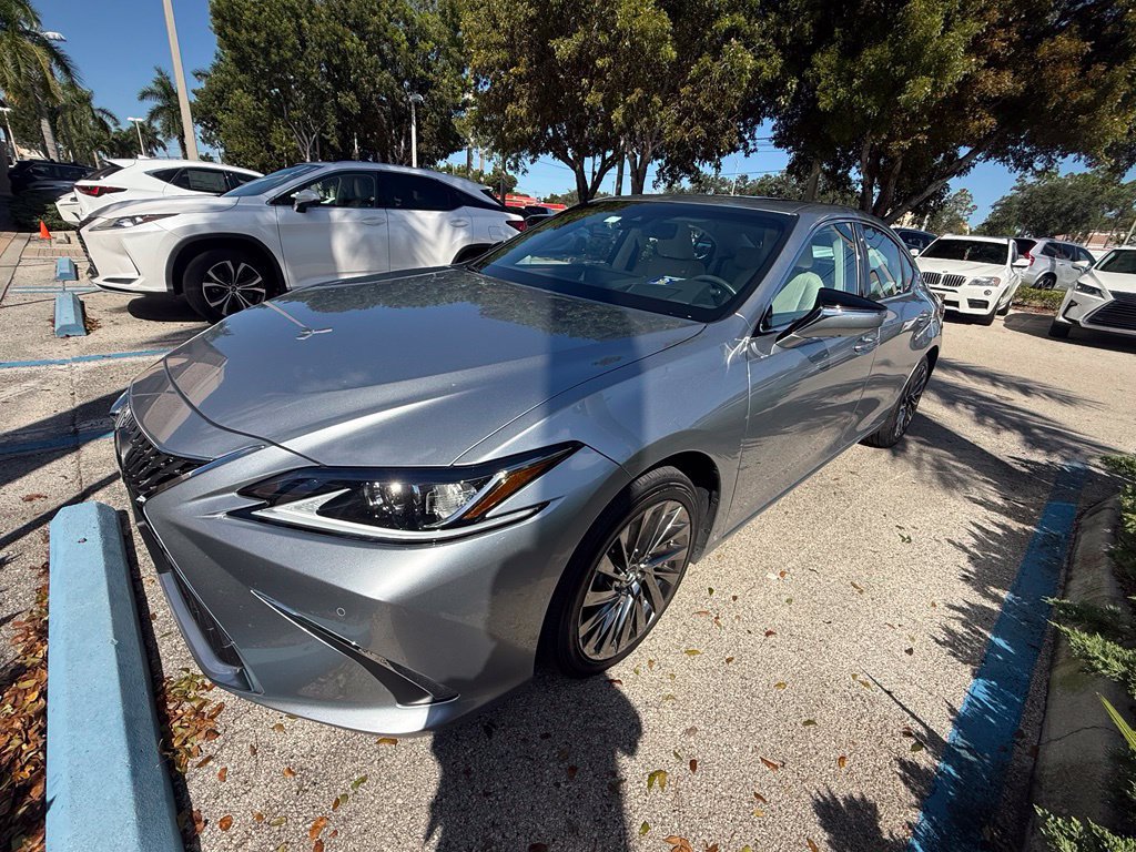 Used 2024 Lexus ES 300h w/ Technology Package FWD image 4