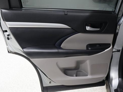 Used 2018 Toyota Highlander XLE image 19
