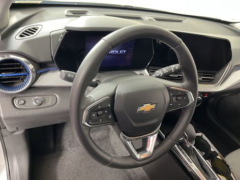 Used 2025 Chevrolet Trax LT w/ LT Convenience Package image 25