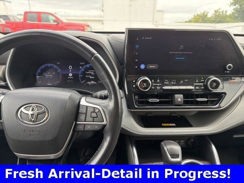 Used 2023 Toyota Highlander Limited image 9