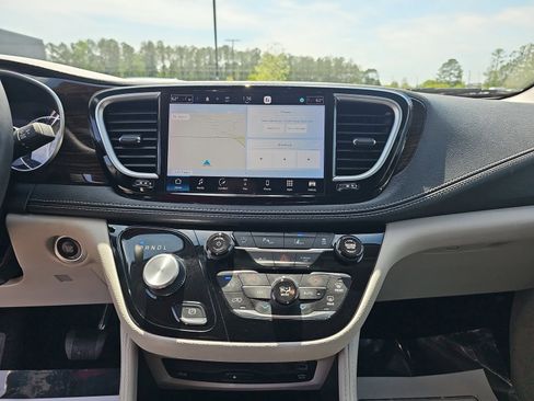 Used 2023 Chrysler Pacifica Limited w/ Uconnect Theater Family Group image 22