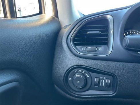 Used 2023 Jeep Renegade Latitude w/ Premium Group image 19