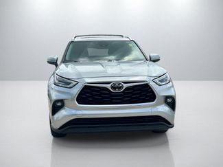 Used 2021 Toyota Highlander XLE FWD video 2