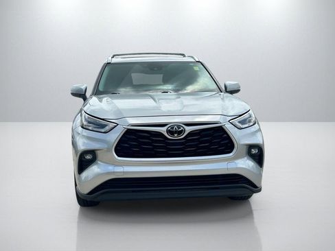 Used 2021 Toyota Highlander XLE FWD image 2