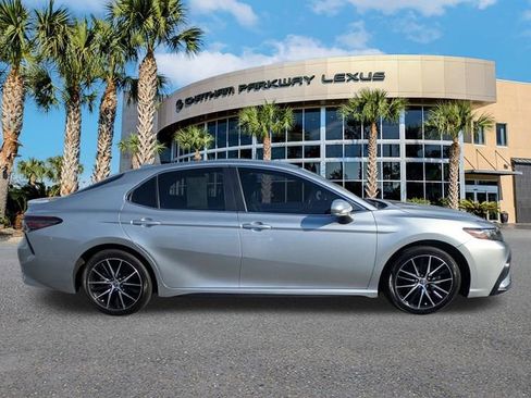 Used 2023 Toyota Camry SE w/ Cold Weather Package image 4