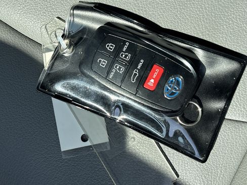 Used 2025 Toyota Sienna XLE FWD image 37