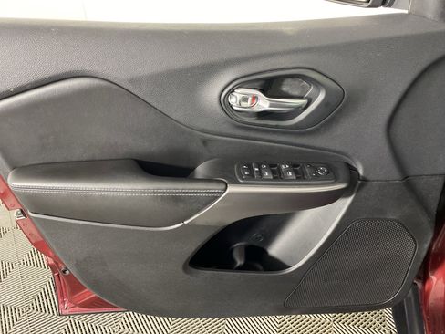 Used 2019 Jeep Cherokee Latitude w/ Cold Weather Group image 13