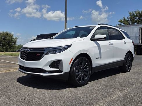 Used 2023 Chevrolet Equinox RS FWD image 2
