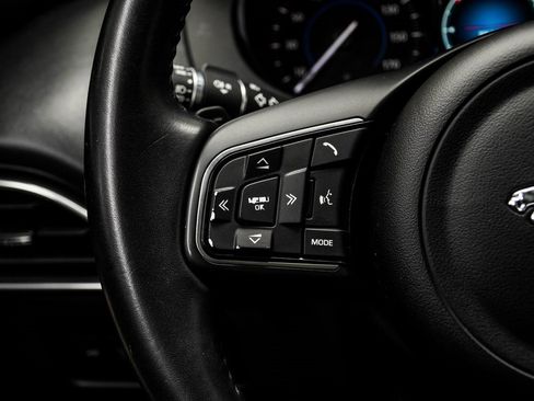 Used 2020 Jaguar F-PACE Premium image 31