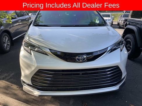 Used 2022 Toyota Sienna Platinum AWD/4WD image 13