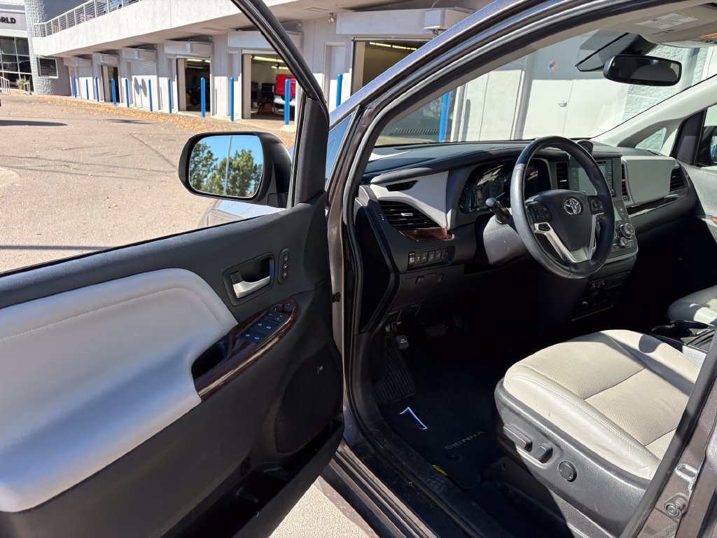 Used 2020 Toyota Sienna Limited Premium w/ Carpet Mat Package FWD image 15