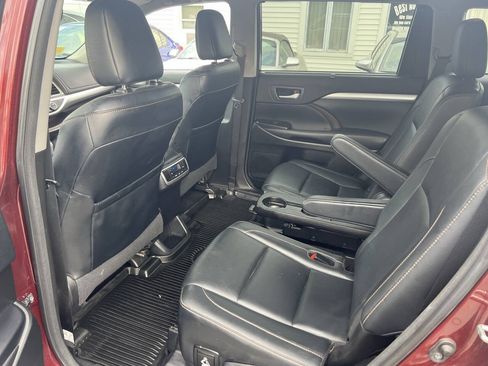 Used 2018 Toyota Highlander XLE AWD/4WD image 19