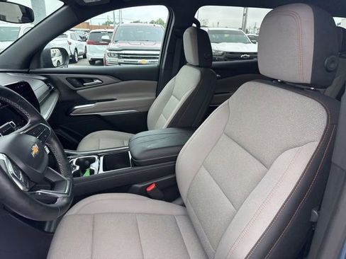 Used 2025 Chevrolet Traverse LT FWD image 12