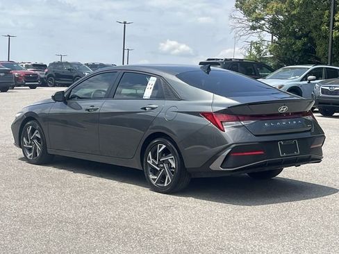 Certified 2025 Hyundai Elantra SEL FWD image 11