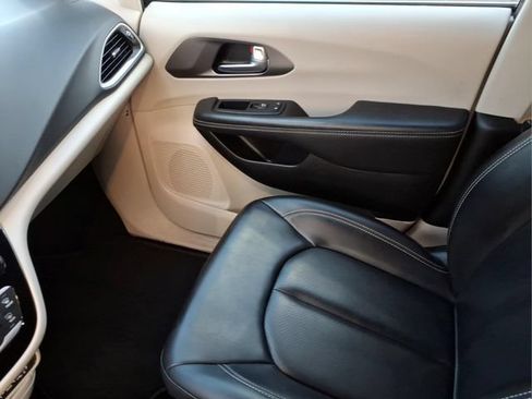 Used 2023 Chrysler Pacifica Touring-L FWD image 26