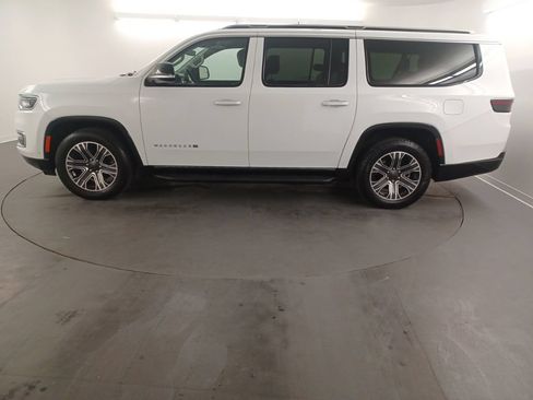 Used 2024 Jeep Wagoneer L Series II RWD image 3