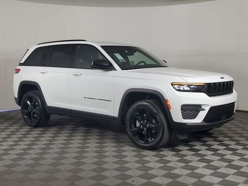 New 2025 Jeep Grand Cherokee Altitude image 2