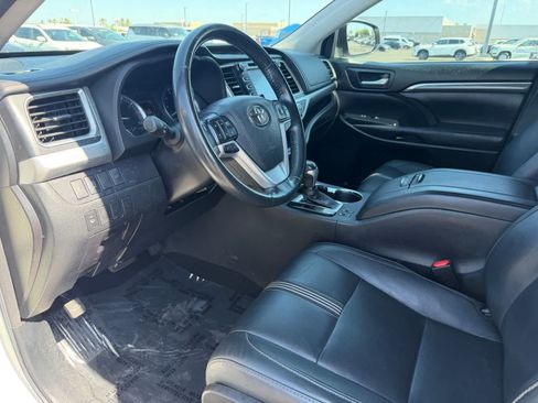 Used 2018 Toyota Highlander SE w/ Carpet Mat Package (TMS) AWD/4WD image 2