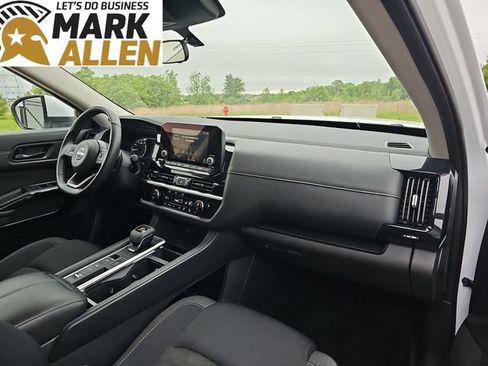 Used 2025 Nissan Pathfinder SV FWD image 28